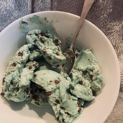 Mint Chocolate Chip Ice Cream Aesthetic, Mint Choc Chip Ice Cream, Mint Choc Chip, Mint Choco, Mint Chip Ice Cream, Mint Chocolate Chip Ice Cream, Mint Ice Cream, Junk Food Snacks, Choco Chips