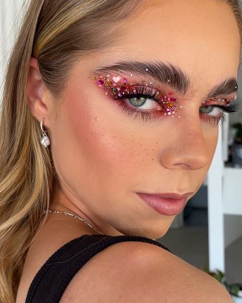 30 Creative Festival Makeup Looks You'll Want To Try Jeweled Makeup, Bejeweled Makeup, Makeup Ideas With Glitter, Gemstone Makeup, Look Da Festival, Ballerina Bride, Karneval Diy, Festive Makeup, Coachella Makeup