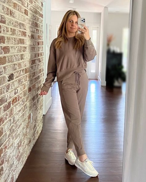 Women Sets Outfit, Jogger Sets Outfits, Jogger Sets For Women, Cream Lounge Set Outfit, Airport Wear Travel Outfit Ideas, Matching Jogger Set Outfit, Travel Set Outfit, Casual Pull-on Style Joggers For Leisure, Casual Moisture-wicking Tracksuit For Loungewear