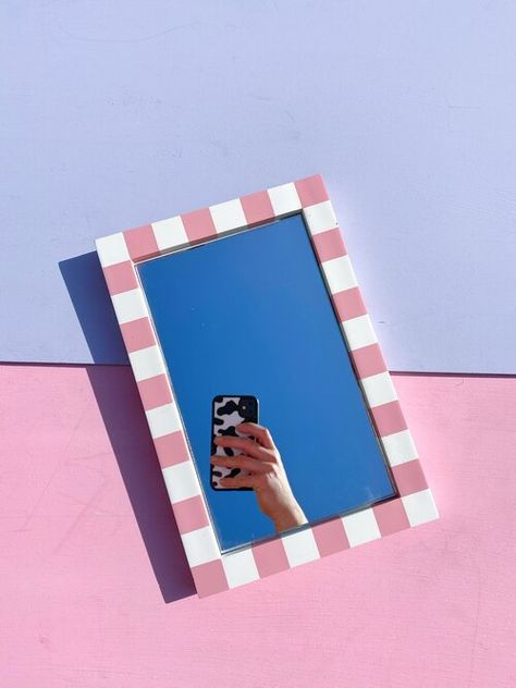 Things To Paint On Mirrors, Mirror Frame Painting Ideas, Checkered Mirror, Mirror Painting Ideas, Colorful Mirror, Wavy Mirror, Mirror Frame Diy, Cute Diy Room Decor, Diy Wall Art Decor