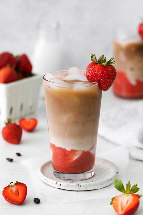 Strawberry Latte, Food Photography Composition, Strawberry Sauce, Vanilla Latte, Latte Recipe, Vanilla Coffee, Chocolate Strawberry, Iced Latte, Bakery Cafe