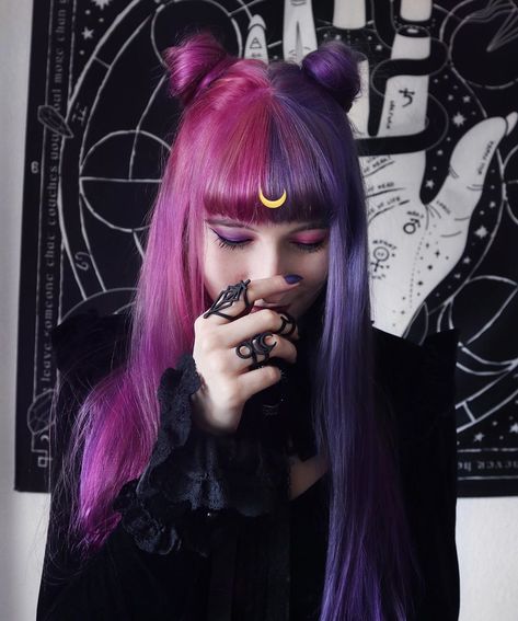 Split Dye, Split Dyed Hair, Cute Hair Colors, Split Hair, Punk Hair, Hair Color Purple, Pretty Hair Color, Hair Dye Colors, Hair Inspiration Color