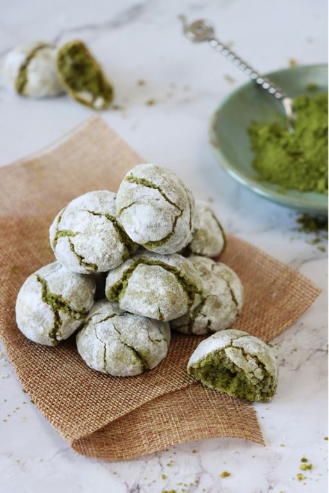 Italian Pistachio Cookies Recipe, Pistachio Macaroons, October First, Lazy Cake, Christmas Dessert Table, Amaretti Cookies, Italian Christmas Cookies, Macaroon Cookies, Italian Cookie Recipes