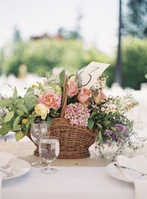 Wedding Styles Themes, Unique Wedding Centerpieces, Beautiful Wedding Centerpiece, Basket Centerpieces, Romantic Rustic Wedding, Vintage Containers, Memorable Wedding, Picnic Wedding, Rustic Wedding Centerpieces