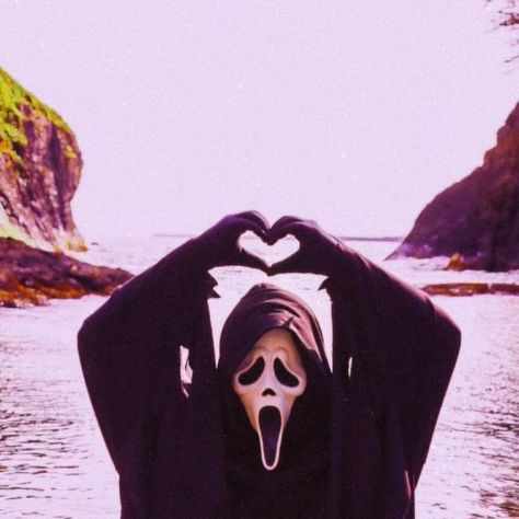 Ghostface Fall Aesthetic, Ghostface Cover Photo, Famous Horror Movie Scenes, Scream Laptop Wallpaper, Scream Ghostface Aesthetic, Girly Ghostface, Scream Movie Aesthetic, 90s Horror Aesthetic, Ghostface Funny