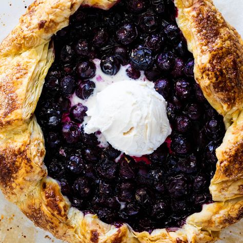 Easy Puff Pastry Blueberry Galette - Simply Delicious Puff Pastry Blueberry, Blueberry Recipes Easy, Blueberry Galette, Rustic Dessert, Super Easy Desserts, Easy Puff, Flat Cakes, Easy Puff Pastry, Galette Recipe