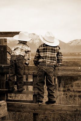 Cowboy Photoshoot, Woodland House, Cowboy Girl, Cowgirl And Horse, Little Cowboy, Country Kids, Cute N Country, Mom Baby, Cowboy And Cowgirl