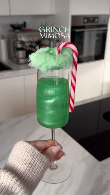 𝓛𝓲𝓿 ✨ on Instagram: "sparkly grinch mimosa 🥂🎄💚 #grinch #thegrinch #grinchmas #mimosa #cocktail #cocktails #mimosas #christmas #christmasdrinks #christmasrecipes #christmasfood #xmas #xmasdrinks #christmascocktails #holidaydrinks #holidayrecipes #edibleglitter #winterdrinks" Roast Beast Grinch Recipe, Grinch Mocktail Recipe, Grinch Shots, Christmas Themed Mimosa, Grinch Drink For Adults, Christmas Themed Drinks Cocktails, Grinchmas Brunch, Grinch Martini, Grinch Themed Cocktail