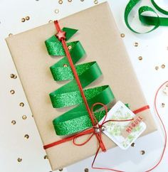 Christmas Gift Baskets, Christmas Ideas For Boyfriend, Presente Diy, Creative Christmas Gifts, Gifts Wrapping, Christmas Carnival, Ribbon On Christmas Tree, Wrap Ideas, Navidad Diy