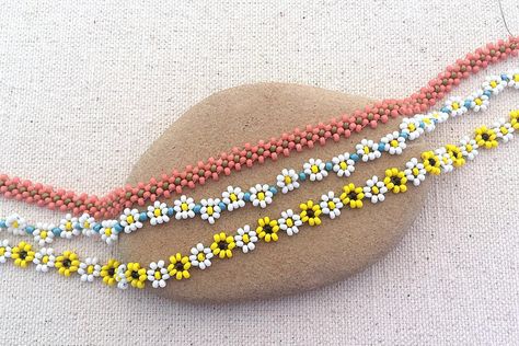 Gelang Manik-manik, Motifs Perler, Pola Gelang, Beaded Bracelets Tutorial, Beading Patterns Free, Gelang Manik, Seed Bead Tutorial, Beaded Wrap Bracelets, Summer Bracelets