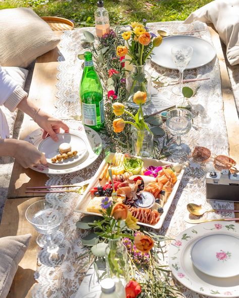 Besties + a posh picnic in the park = 🫶🏻💋 STYLED SHOOT VENDOR LIST: Picnic by: @makeitposhpicnics Charcuterie by: @scottscharcuterie.llc Hosted by: @thebmariephoto Photographers: @emchristinephotos @leahmakenziephoto @itisautumn231 @kaylielephotography @thebmariephoto Models: @manda_mato @kaylielephotography Photos by me📸 Posh Picnic, Tea Picnic, Vendor List, Picnic In The Park, Event Rentals, Event Rental, High Tea, Styled Shoot, The Park