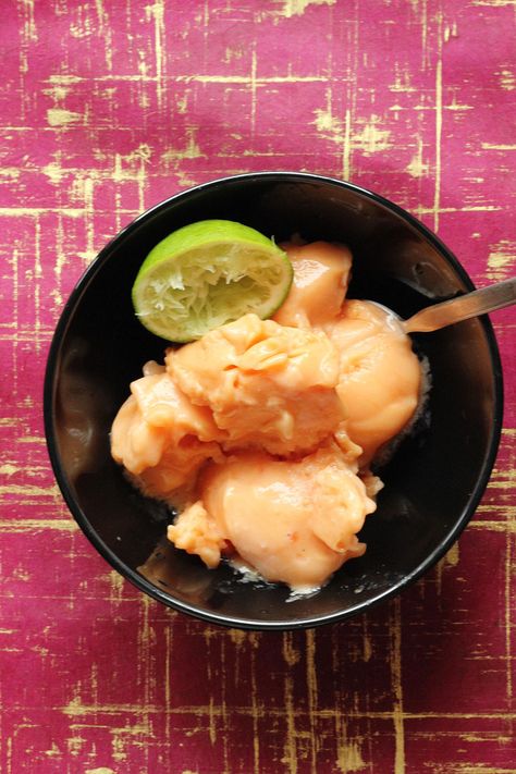 Papaya Dessert, Latin Desserts, Papaya Sorbet, Papaya Recipes, Lime Sorbet, Refreshing Desserts, Fast Easy Meals, Dessert Options, Healthy Foodie