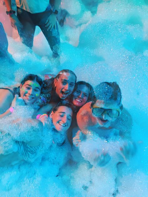 5 friends covered in foam at a party with LED lights on Glow In The Dark Foam Party Ideas, Bubble Foam Party, Glow Foam Party, Foam Party Aesthetic, Euphoria Pool Party, Neon Foam Party, Party Teenager Night, Foam Pool Party, Foam Birthday Party