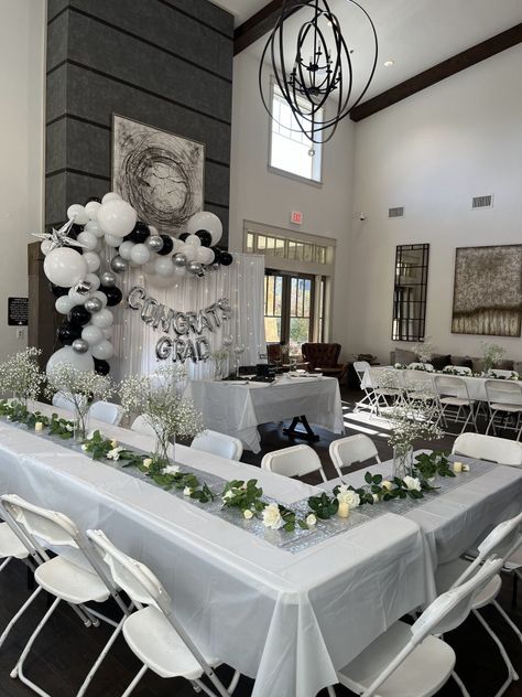 graduation party table setup Congratulations Party Ideas Decor, Graduation Head Table Ideas, Intimate Graduation Party Ideas, Graduation Party Ideas Black And White, Graduation Party Black And White, Diy Grad Party Decorations, Dual Graduation Party Ideas, Graduation Party Ideas Table, Graduation Party Memory Ideas