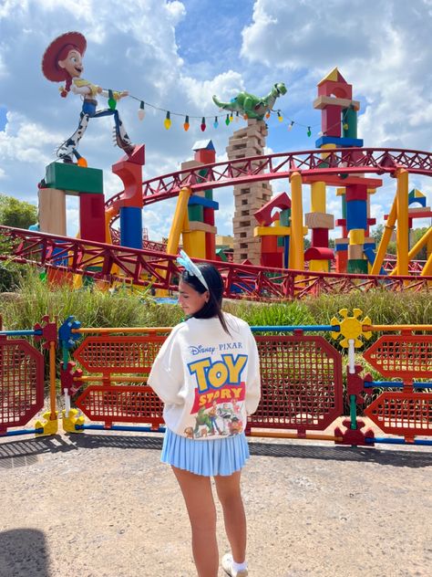 Disneyland Aesthetic Outfit, Disneyland Aesthetic, Disney Poses, Disney Outfit Inspo, Disney Trip Outfits, Disney Outfits Women, Theme Park Outfits, Disney Fits, Cute Disney Outfits