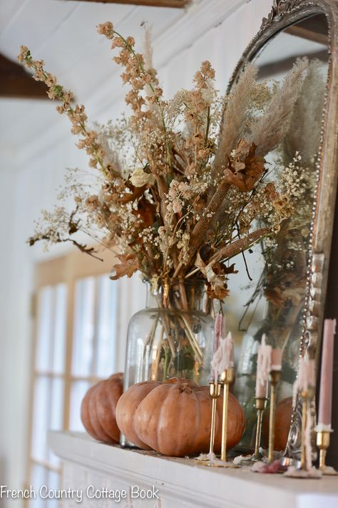 5 tips for creating a dried autumn arrangement Autumn Dried Flower Arrangements, Boho Halloween Decor, Flower Styling, Falling Slowly, Minimalist Dekor, Fall Flower Arrangements, Fall Floral Arrangements, Fall Florals, Fall Arrangements