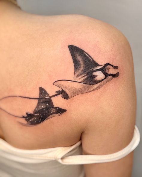 Stingray Leg Tattoo, Moon And Sea Tattoo, Manta Ray Tattoo Design, Underwater Tattoos, Sea Animals Tattoo, Sea Animal Tattoos, Miniature Tattoo, Manta Ray Tattoo, Micro Realism