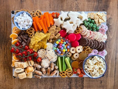 Kids Christmas Party Platter Christmas Sharing Platter, Fairy Bread Platter, Party Food Platters Kids, Kids Party Platter, Kids Party Grazing Table, Christmas Platter Ideas Finger Foods, Kids Party Food Table, Kids Party Buffet, Christmas Tree Sandwiches