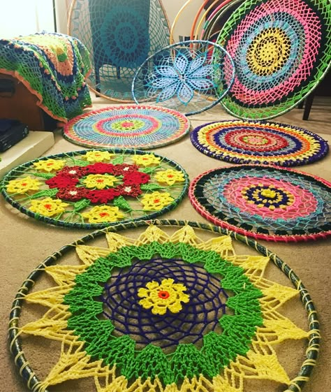 Mandala Wall Hanging Crochet, Mandala Weaving, Crochet Mandala Hoop Free Pattern, Crocheted Mandalas, Hula Hoop Crochet Mandala, Outside Art, Crochet Sweater Design, Crochet Garden, Project Work