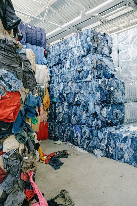 H&M Wants More Customers to Recycle Their Clothes Fast-fashion discards are being shredded, and the fibers can be used in new garments. Bloomberg News 27 сентября 2019 г., 07:01 GMT+3 Angeles, Upcycling, Fast Fashion Moodboard, Clothing Landfill, Fast Fashion Graphic Design, H M Clothes, Fast Fashion Aesthetic, Fast Fashion Photography, Fashion Landfill