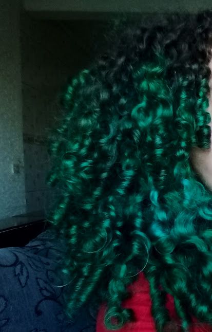 Viridian Green Hair, Solid Hair Color Ideas For Curly Hair, Dyed Dark Curly Hair, Blue Green Hair Black Women, Emerald Green Curly Hair, Dark Green Hair Curly, Green Peek A Boo Hair, Short Curly Green Hair, Green 4c Hair