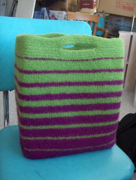 Incredible felted knitting bag. Even better if you add more colors and make it a bit larger. Diy Purse Patterns, Felted Knitting, Knitting Bag Diy, Wool Purse, Felt Tote Bag, Felted Bag, Knitting Bag Pattern, Felted Bags, Felted Crochet