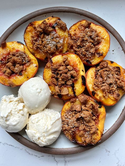 This Grilled Peach Crumble recipe is the ultimate dessert to make. Grilled cinnamon sugar peaches filled with a delicious crumb topping. Healthy Berry Cobbler, Peach Crumble Recipe, Berry Cobbler Recipes, Gluten Free Shopping, Dessert To Make, Banana Bread Cookies, Peach Crumble, Lunch Appetizers, Crumble Recipe