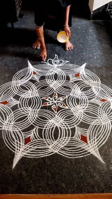 Margali Kolam, Traditional Rangoli, Easy Rangoli Designs Videos, Divine Art, Kolam Design, Rangoli Side Designs, Big Rangoli, Festival Rangoli, Blouse Designs Catalogue