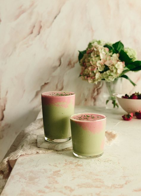 A Strawberry Matcha Smoothie to Romanticize Spring Spring Smoothie, High Fiber Smoothies, Fig Smoothie, Fiber Smoothie, Layered Smoothie, Spring Drink, Nut Muffins, Matcha Smoothie, Ginger Smoothie