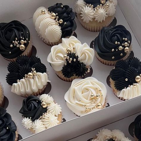 ✨Love this set! . . . .  #cupcakes #cupcakebouquets #floralcupcakes #cupcakedecorating #cupcakelove #cupcakequeen #cupcaketime #butterc... | Instagram Glam Cupcakes Ideas, Cupcake Decoration Birthday, Black Theme Cupcakes, Classy Cupcake Designs, Black Cupcakes Wedding, Wedding Cupcakes Black And White, Black And White Party Foods, 21st Birthday Cupcake Ideas For Her, Black Wedding Dessert Table