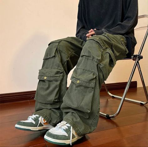 Beautiful green multi-pocket cargo pants being worn. Y2k Fashion Men, Aesthetic Cargo Pants, Shop For Jeans, Hip Hop Trousers, Streetwear Cargo Pants, Loose Wide Leg Pants, Harajuku Men, Pants Streetwear, Bandeau Tops