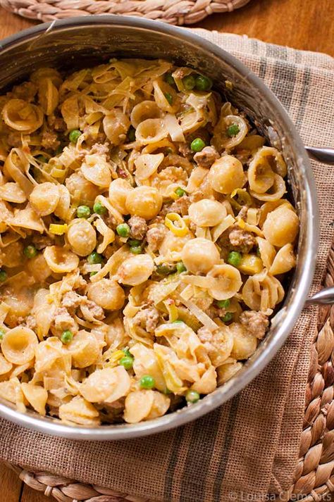 Sausage and Leek Pasta Leeks Pasta Recipe, Healthy Grains Recipes, Leek Pasta, Leek Recipes, Yummy Pasta, Vegan Pasta Recipes, Sweet Italian Sausage, Pasta Pasta, Chicken Pasta Recipes