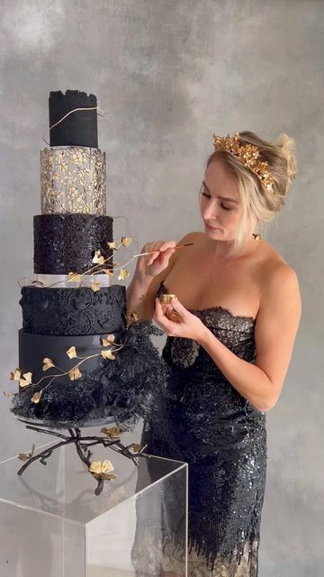 Modern Cake Design, Glamorous Wedding Cakes, Cake Decorating Tutorials Videos, Wedding Cake Simple Elegant, Black And Gold Cake, Modern Cake, Tiered Cake Design, Fondant Cake Designs, Christmas Cake Pops