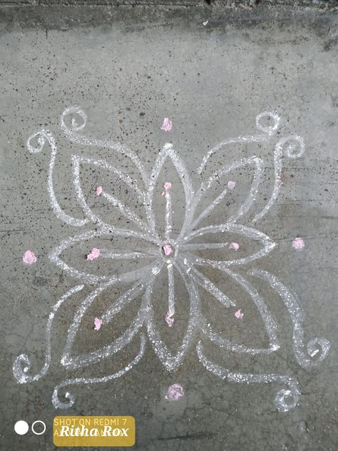 Rangoli Designs Chalk, Chalk Rangoli, Simple Rangoli With Dots, Indian Rangoli Designs, Small Kolam, Easy Muggulu, Very Easy Rangoli Designs, Rangoli Easy, Rangoli Designs Photos