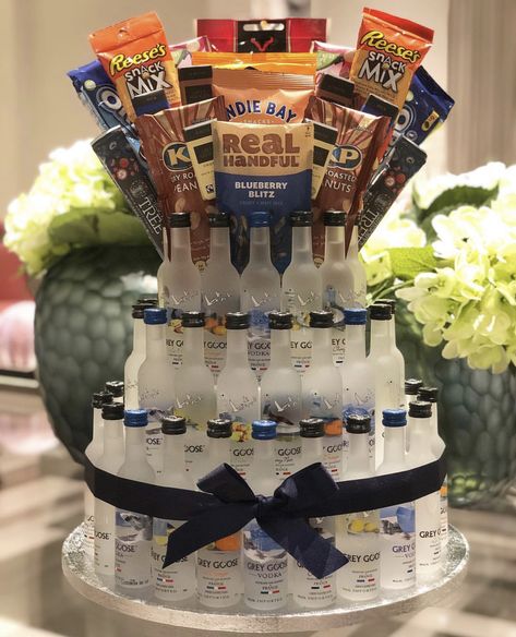 Mini Alcohol Bouquet, Diy 21st Birthday Gifts, Alcohol Bouquet, Raffle Gift Basket Ideas, 21st Birthday Basket, Beer Can Cakes, Liquor Gift Baskets, 21st Birthday Diy, Liquor Bouquet