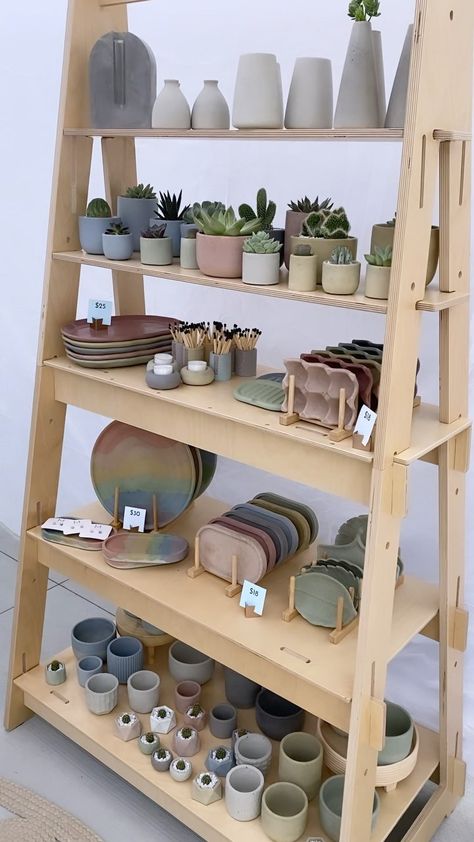 Concrete Store Design, Ceramics Display Booth, Pottery Stall Display Ideas, Pottery Display Ideas Shelves, Ceramic Shop Interior, Pottery Display Booth, Ceramic Booth Display, Ceramic Market Display, Pottery Market Display