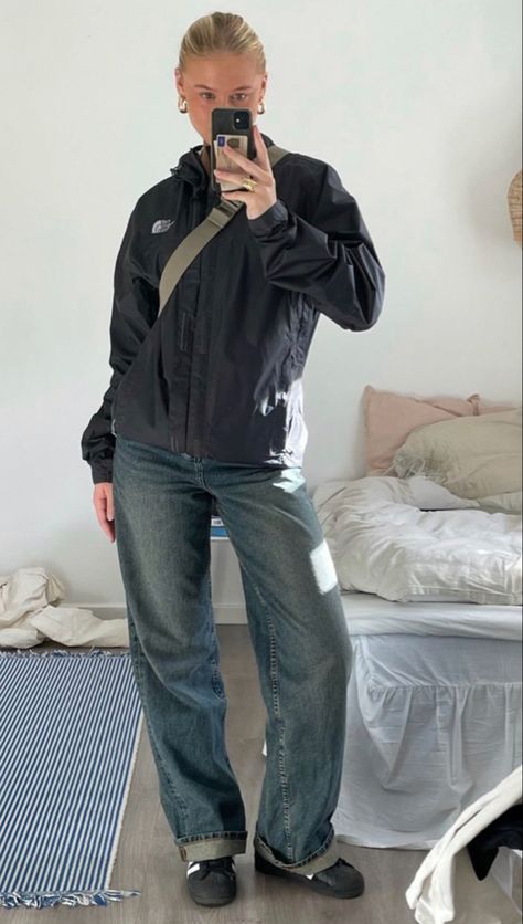 The North face jacket dark denim adidas Cph Style Winter, Gorpcore Winter, Danielle Haim, Outfits Frio, Scandinavian Outfit, Bekväma Outfits, Windbreaker Outfit, North Face Outfits, Fleece Outfit