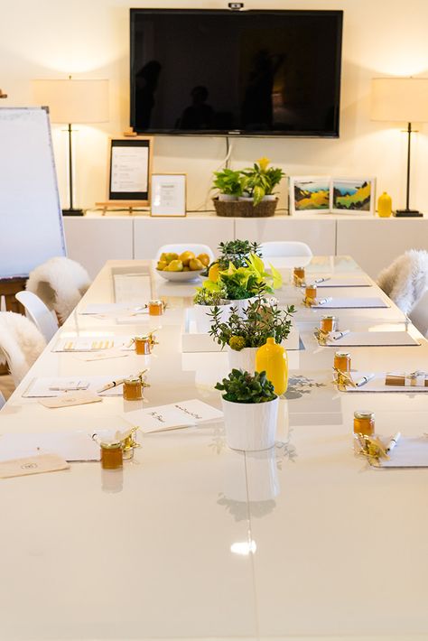 Event Planning Office Decor, Corporate Meeting Table Setting, Meeting Table Set Up Ideas, Seminar Set Up, Catering Office Design, Business Meeting Table Decor, Corporate Event Table Set Up Ideas, Corporate Table Decor, Corporate Table Setting