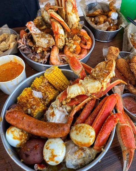 Seafood Aesthetic, Philanthropy Ideas, Coastal Food, Frog Wedding, Backyard Bbq Wedding, Fried Seafood, Dessert Aesthetic, Seafood Feast, Seafood Plates