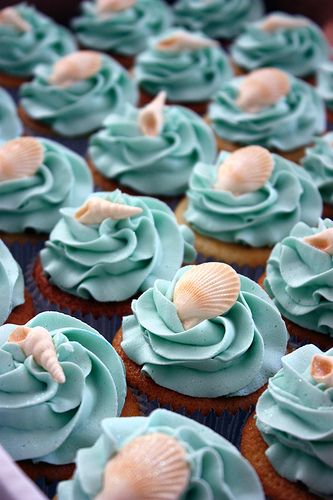 Perfect seashell-topped cupcakes! Fabulous for a beach wedding or beach theme bridal shower. Seashell Cupcakes, Beach Theme Cupcakes, Seashell Wedding, Beach Bridal Showers, Beach Food, Turtle Party, Beach Themed Party, Beach Bridal, Wedding Beach