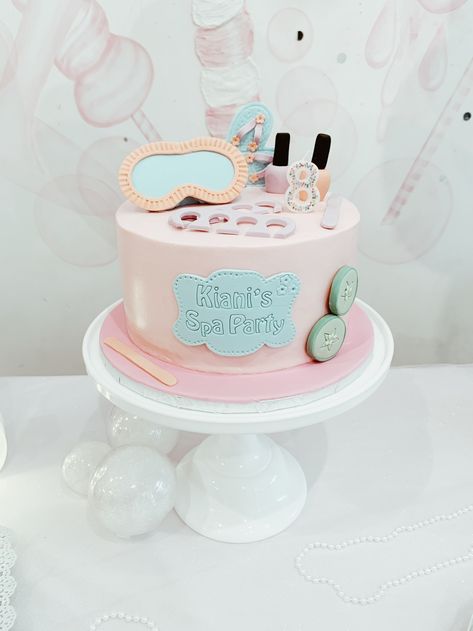 Skincare Cake Design, Spa Party Ideas For Girls Birthday Cake, Pamper Party Cake Ideas, Sleepover Party Cake, Spa Theme Birthday Cake, Spa Themed Birthday Party Cake, Skincare Birthday Cake, Skin Care Birthday Party, Makeup Birthday Party Ideas For Kids