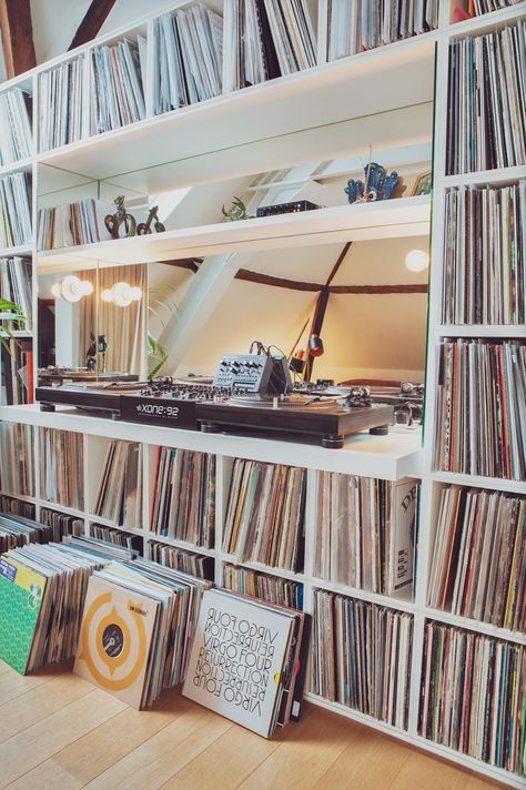 Interior - Hélène Van Marcke Interior Architecture Record Built In, Vinyl Storage Wall, Vinyl Record Shelves, Vinyl Storage Ideas Records, Vinyl Record Storage Wall, Record Storage Wall, Record Room Ideas, Upstairs Library, Record Shelf Wall