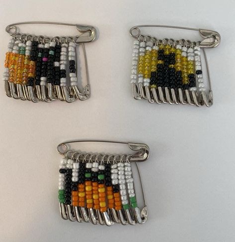 Beads On Safety Pins, Pin With Beads, Seed Bead Safety Pin Patterns, Safety Pin Bead Crafts, Beaded Safety Pins, How To Make A Pin, Safety Pin Corset, Safety Pin Beads, Funky Crafts