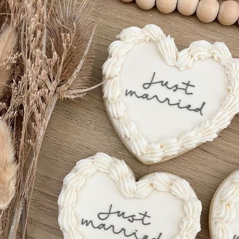 Just Married Cookies Decorated, White On White Wedding Cookies, Wedding Day Cookies Decorated, Classy Wedding Cookies, Decorative Cookies Wedding, Wedding Cookies Black And White, Save The Date Cookies Wedding, Wedding Iced Cookies, Vintage Wedding Cookies