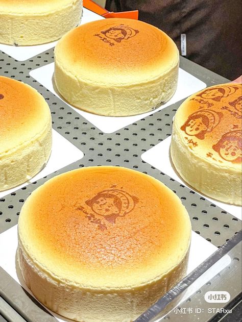 Japanese Dessert Aesthetic, Jiggly Japanese Cheesecake, Japanese Desert, Cheesecake Aesthetic, Jiggly Cheesecake, Comidas Aesthetic, Kawaii Foods, Japenese Food, Japanese Pastries