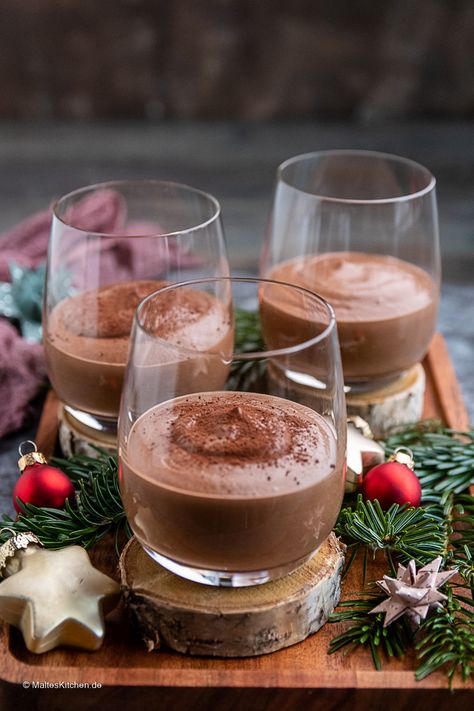 Schnelle weihnachtliche Schokoladenmousse Camembert Cheese, Alcoholic Drinks, Food And Drink, Dessert, Baking, Drinks, Ethnic Recipes, Christmas, Tiramisu