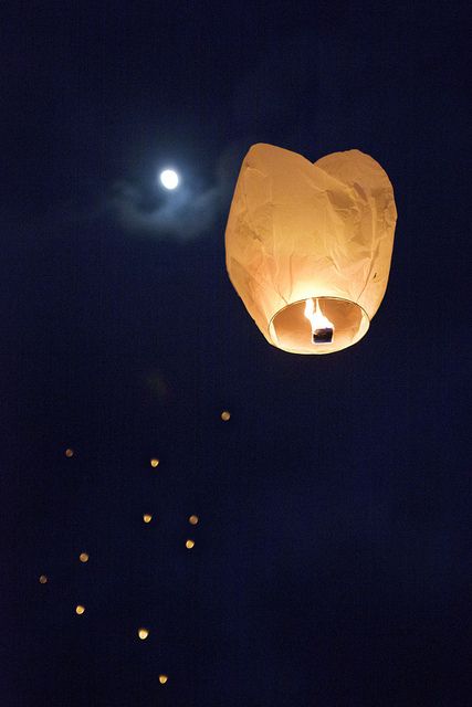 Flying Lanterns Aesthetic, Diy Sky Lanterns, Lantern Festival Aesthetic, Flying Lanterns, Lantern Aesthetic, Art Painting Diy, The Sky At Night, Lantern Night, Wish Lanterns