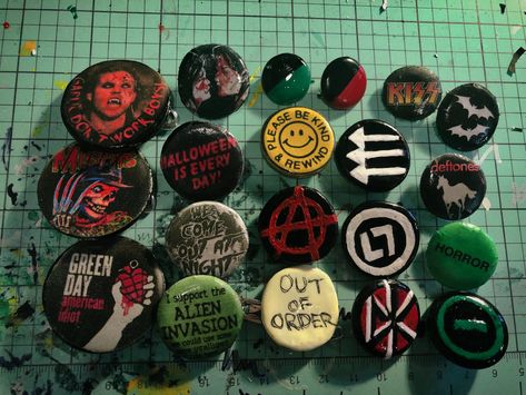 Punk Things To Do, Diy Pins Buttons Punk, Pin Ideas Button Punk, Diy Badge Ideas, Diy Pin Designs, Punk Pins Ideas, Punk Button Pins, Diy Punk Pins, Punk Pins And Patches