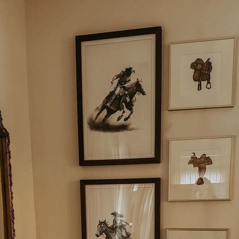 Brook | Western Fashion and Lifestyle Creator on Instagram: "Dining room flicks🤠🐴 🤎   Home decor is my second favorite thing right behind fashion.🤩 I am an avid facebook marketplace scrounger, a home goods gal; anywhere I can find some cute things for a bargain!🤪 If you need a push to check out your local fb marketplace: I bought my dining room table and chairs for $400; the table alone was originally $6,000.🤭😳💩   🏷️: home decor, western home, ranch house, western style, western decor.  #homedecor #westerndecor #westernstyle #ranchhouse" Vintage Ranch House Decor, Steakhouse Decor, Antique Western Decor, Western Chic Decor, Western Dining Room, Vintage Western Decor, Lifestyle Creator, Home Decor Western, Western House