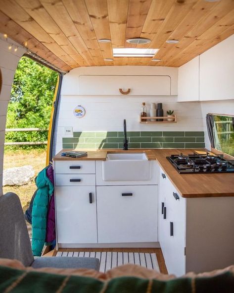 IKEA HACK : 9 idées géniales pour aménager son van ! Van Conversion Kitchen, Omgebouwde Bus, Camper Van Kitchen, Wohne Im Tiny House, Camper Diy, Camper Kitchen, Kombi Home, Van Conversion Interior, Caravan Interior